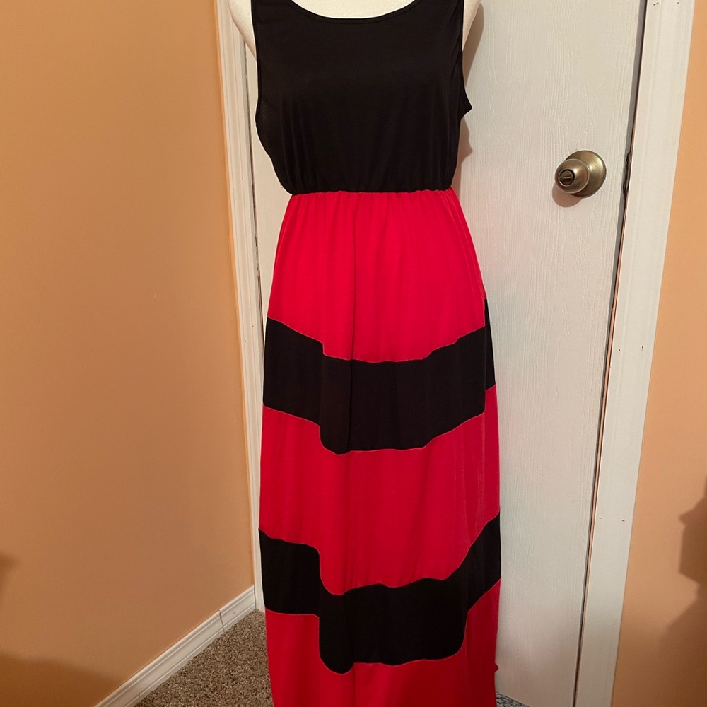 Chic Black and Red Maxi Dress, brand n/a, it fits more like a Medium.